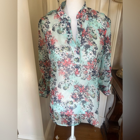Cut from the cloth, ladies, sheer blouse, small oversize small. Floral V-neck. - Picture 5 of 12
